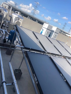 Système de chauffage commercial de l'eau du panneau solaire 5000l combiné avec l'hybride de pompe à chaleur